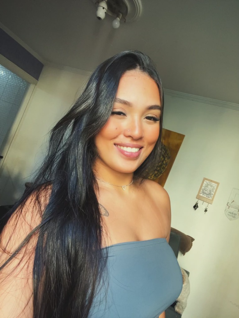 Camila Rodrigues em atendimento de extensão de cílios